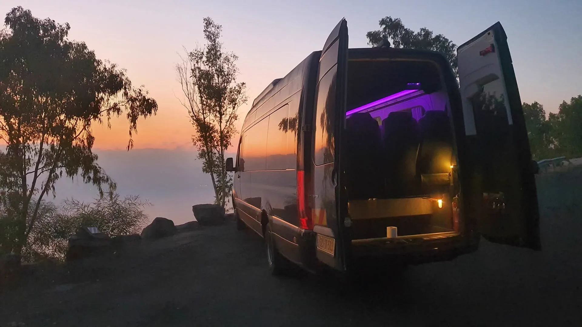 ספרינטר VIP עם תאורת LED סגול — נסיעת יוקרה בשקיעה